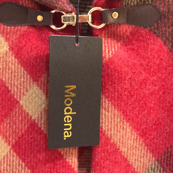 Red Cape - Picture 5 of 8